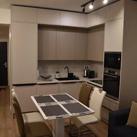 Elegant Near Downtown Апартаменты *